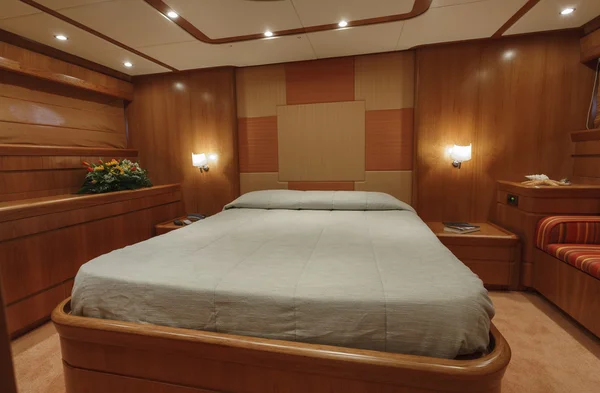 Sypialnia na luksusowy jacht rizzardi teknema 65 — Zdjęcie stockowe