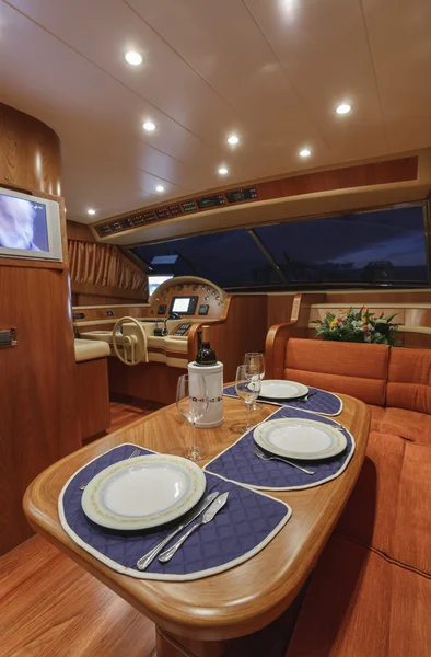 Dinett på lyx yacht rizzardi teknema 65 — Stockfoto