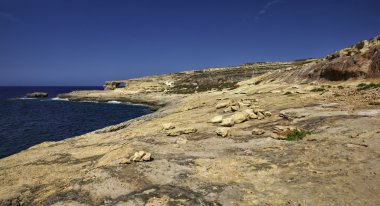 azure pencere rock yakınındaki kayalık sahil panoramik manzaralı