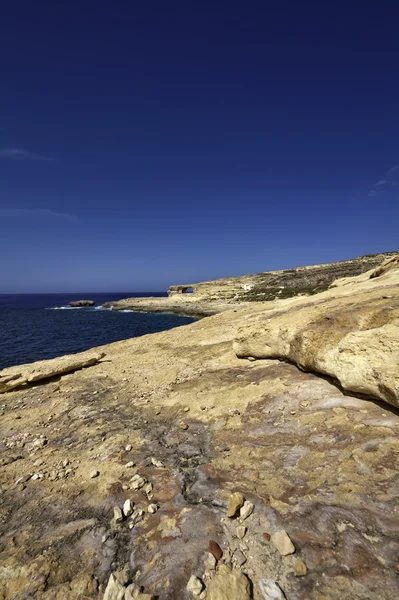azure pencere rock yakınındaki kayalık sahil şeridi görünümü