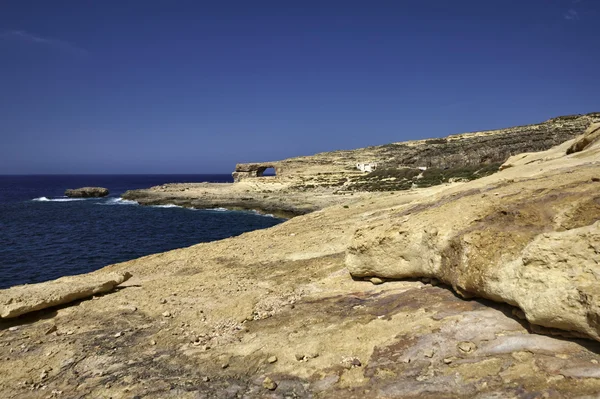 Pohled na skalnaté pobřeží nedaleko AZÚROVÉ okno rock — Stock fotografie