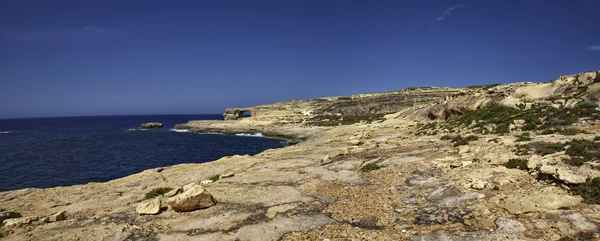 Panoramisch uitzicht op de rotsachtige kustlijn in de buurt van de azuurblauwe venster rots — Stockfoto