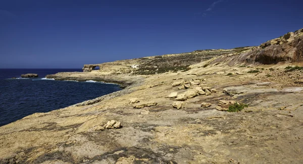 Πανοραμική θέα από τη βραχώδη ακτή, κοντά στο βράχο azure παράθυρο — Φωτογραφία Αρχείου