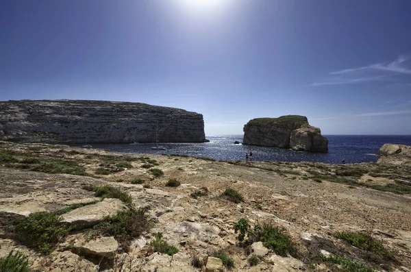 Panoramautsikt över den klippiga kusten nära azure window rock — Stockfoto