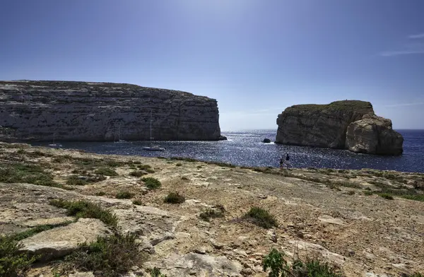 Azure pencere rock yakınındaki kayalık sahil panoramik manzaralı — Stok fotoğraf