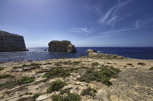 Azure pencere rock yakınındaki kayalık sahil panoramik manzaralı — Stok fotoğraf