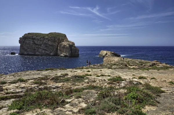 Vista panorámica de la costa rocosa cerca de la roca ventana azul — Foto de Stock