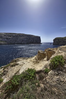 azure pencere rock yakınındaki kayalık sahil şeridi görünümü