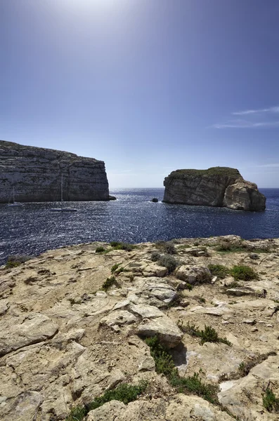 Vista della costa rocciosa vicino alla roccia della finestra azzurra — Foto Stock