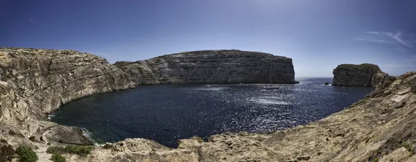 Vista panoramica della costa rocciosa vicino alla roccia della finestra azzurra — Foto Stock
