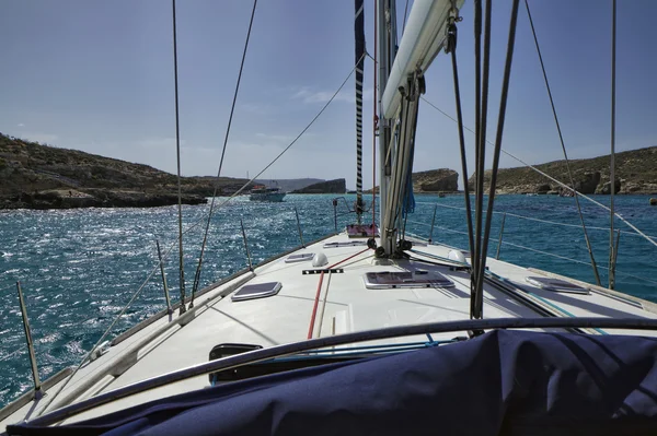 Comino'nın Blue Lagoon bir yelkenli tekne üzerinden görünümünü — Stok fotoğraf