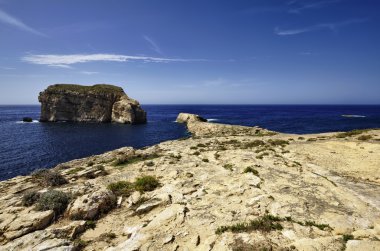 azure pencere rock yakınındaki kayalık sahil şeridi görünümü