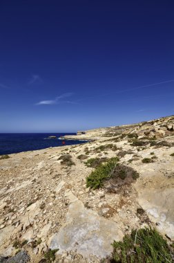 azure pencere rock yakınındaki kayalık sahil şeridi görünümü