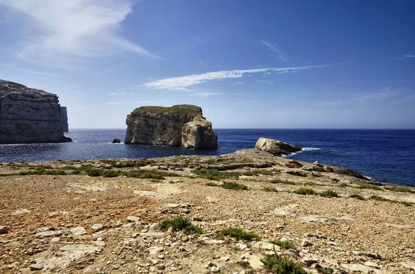 Utsikt över den steniga kusten nära azure window rock — Stockfoto