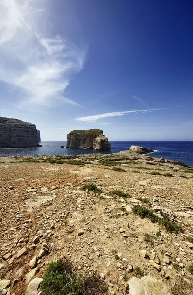 Azure pencere rock yakınındaki kayalık sahil şeridi görünümü — Stok fotoğraf