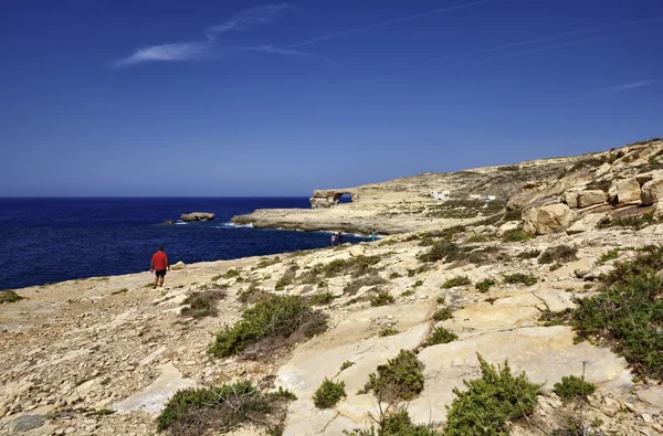 Vista da costa rochosa perto da rocha da janela azul — Fotografia de Stock