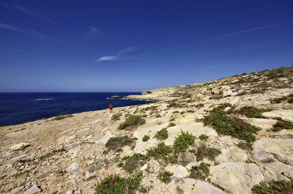 Vista de la costa rocosa cerca de la roca ventana azul — Foto de Stock