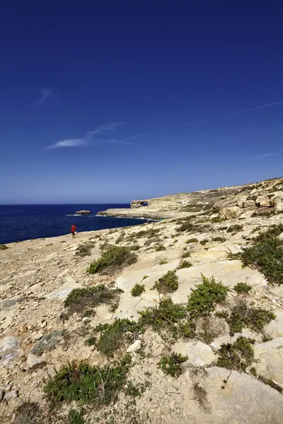 Azure pencere rock yakınındaki kayalık sahil şeridi görünümü — Stok fotoğraf