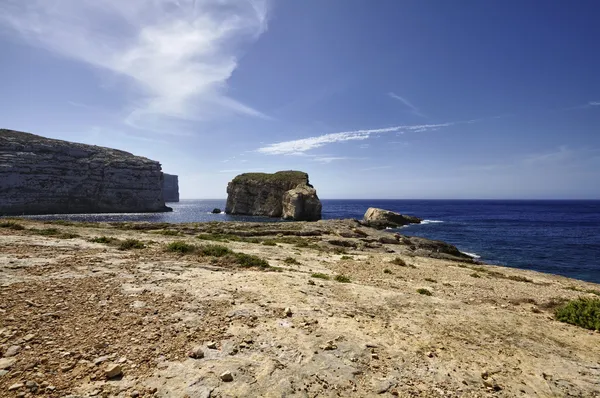 Vista de la costa rocosa cerca de la roca ventana azul — Foto de Stock