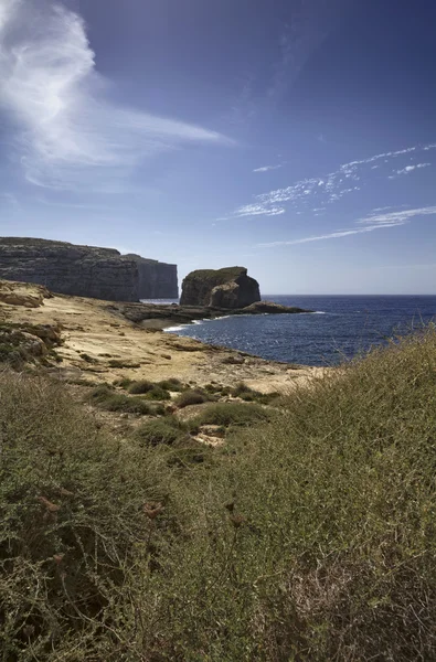 Azure pencere rock yakınındaki kayalık sahil şeridi görünümü — Stok fotoğraf