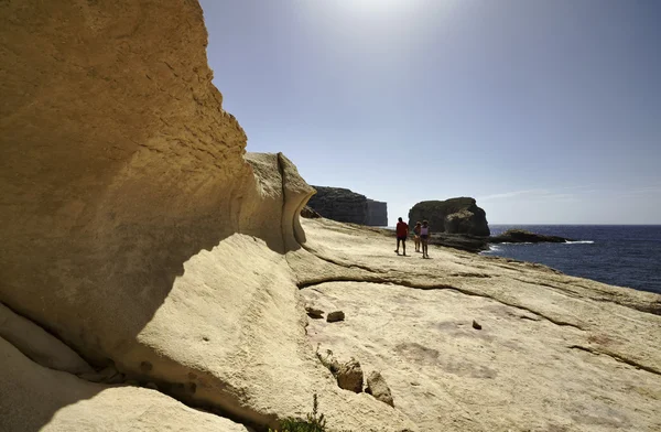 Vista de la costa rocosa cerca de la roca ventana azul — Foto de Stock