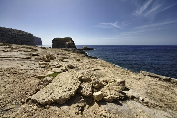 Azure pencere rock yakınındaki kayalık sahil şeridi görünümü — Stok fotoğraf