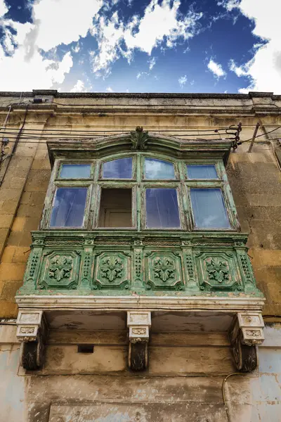 Malte, île Gozo, ville de Victoria, fenêtres typiquement maltaises — Photo