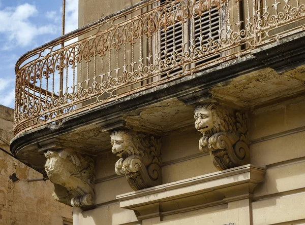 Malta, Gozo Island, Victoria City, antiga varanda com ornamentos barrocos — Fotografia de Stock