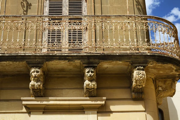 Malta, Wyspy gozo, Wiktoria miasto, stary balkon z barokowe ornamenty — Zdjęcie stockowe