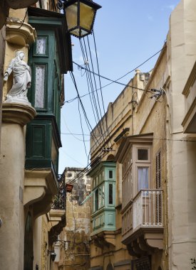 tipik Malta windows