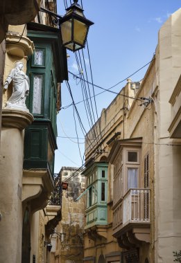 tipik Malta windows