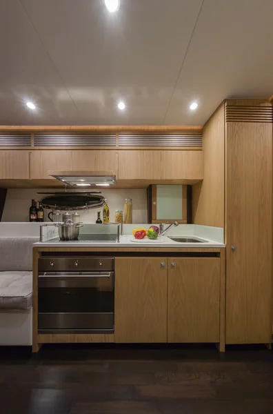 Rizzardi 63ht luksusowy jacht, kuchnia — Zdjęcie stockowe