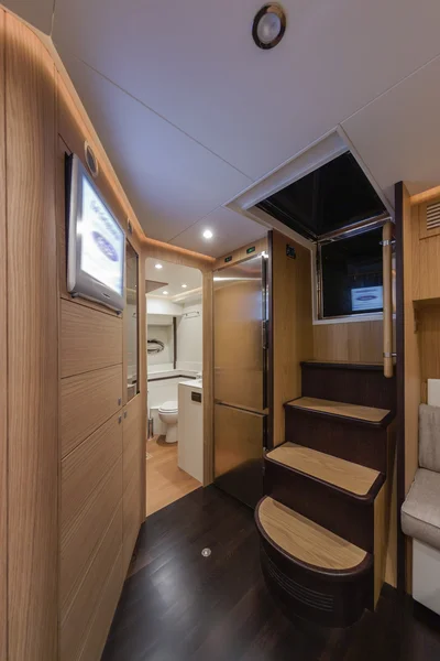 RIZZARDI 63HT роскошная яхта, кухонный вход и небольшая ванная комната — стоковое фото