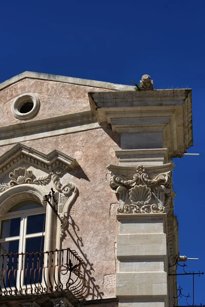 Барочный фасад дворца Косентини — стоковое фото