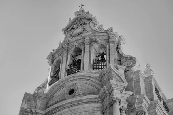 Η μπαρόκ πρόσοψη της εκκλησίας του Αγίου Ιωσήφ — 图库照片