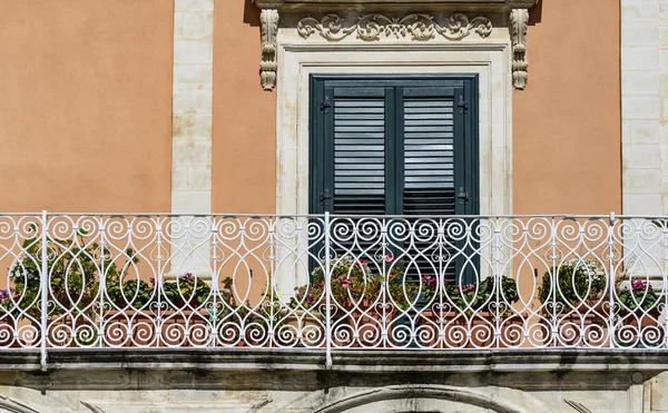 La fachada barroca con balcón de un edificio privado — Foto de Stock