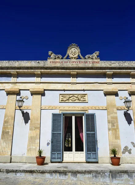 Die barocke Fassade eines privaten Gebäudes — Stockfoto
