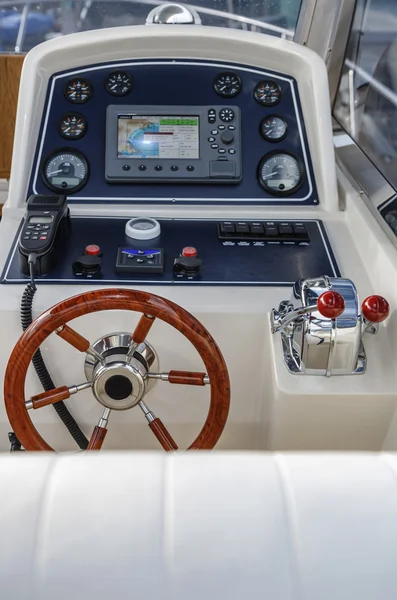 Driving consolle in cockpit at luxury yacht — Stock Photo, Image