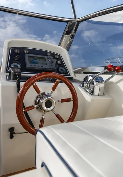 Consolle vezetői a pilótafülke a luxus yacht — Stock Fotó