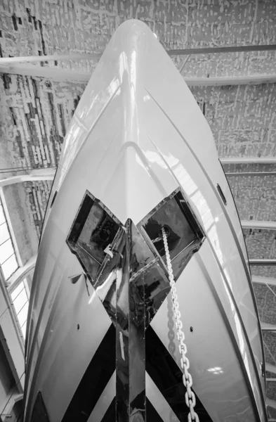 在建的豪华游艇的弓 — 图库照片