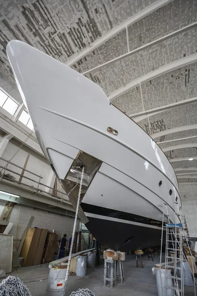 Bow of luxury yacht under construction — Stock Photo, Image