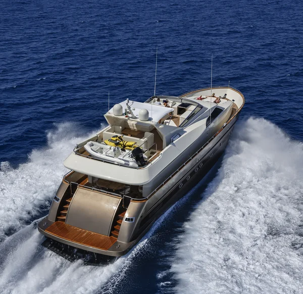 Italien, Tyrrenska havet, utanför kusten av Viareggio, 82' lyxyacht, Flygfoto — Stockfoto