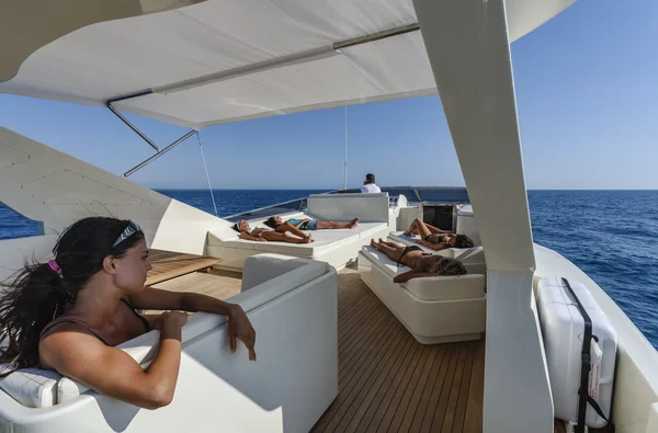 Flybridge på lyxyacht — Stockfoto