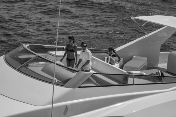 Italie, Mer Tyrrhénienne, au large de Viareggio, yacht de luxe 82 ', pont volant, vue aérienne — Photo