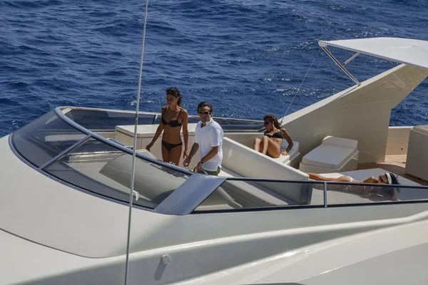 Olaszország, a Tirrén-tenger, ki a part Viareggio, 82' luxus yacht, flybridge, légifelvételek — Stock Fotó