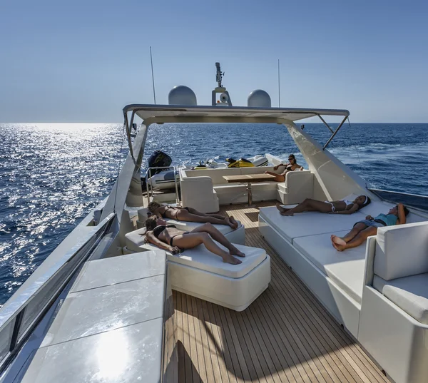Italy, Tyrrhenian sea, off the coast of Viareggio, 82' luxury yacht, flybridge — Stock Photo, Image