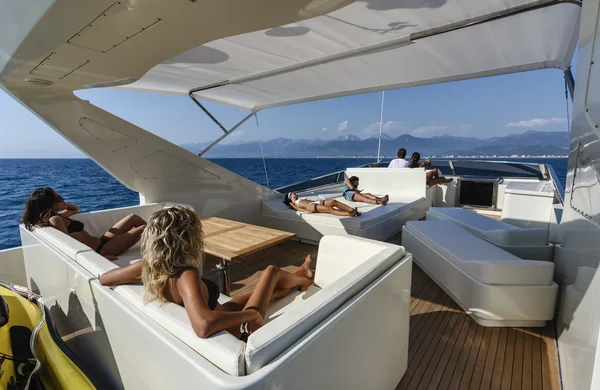 Italy, Tyrrhenian sea, off the coast of Viareggio, 82' luxury yacht, flybridge — Stock Photo, Image