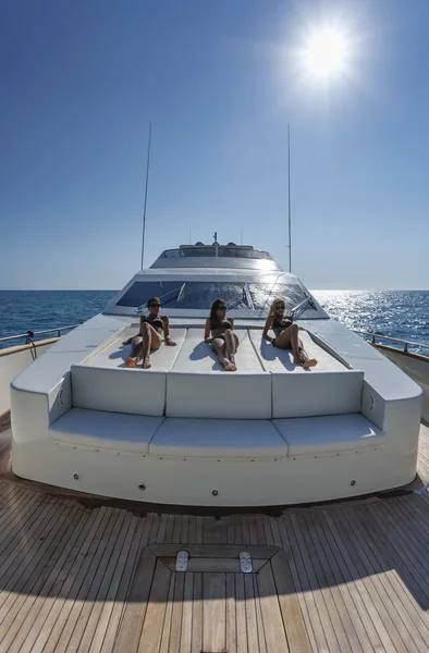 Italië, Tyrrheense Zee, voor de kust van Viareggio, 82' luxejacht, buigen zonneterras — Stockfoto