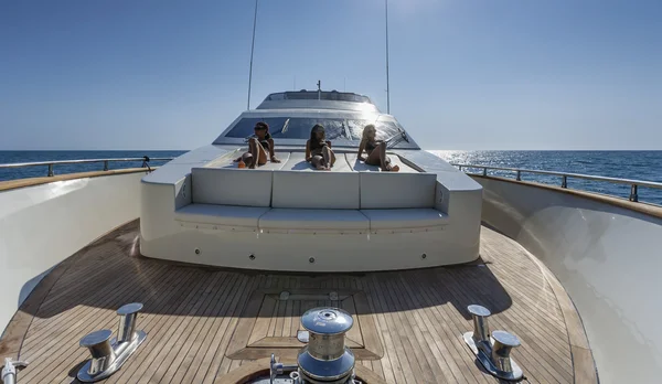 Italia, Mar Tirreno, al largo della costa viareggina, 82 'yacht di lusso, ponte prendisole di prua — Foto Stock