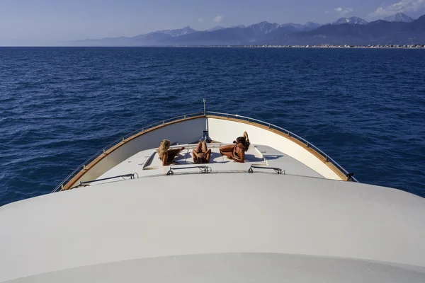 Italië, Tyrrheense Zee, voor de kust van Viareggio, 82' luxejacht, buigen zonneterras — Stockfoto